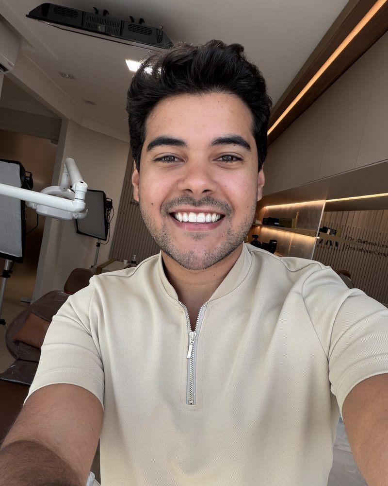 Dr. Matheus Leonel no consultório